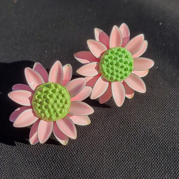 Vintage Pink Daisy Clip-On earrings ~ 1960s Mod ~ Flower Power~ Cute! - Picture 2 of 15